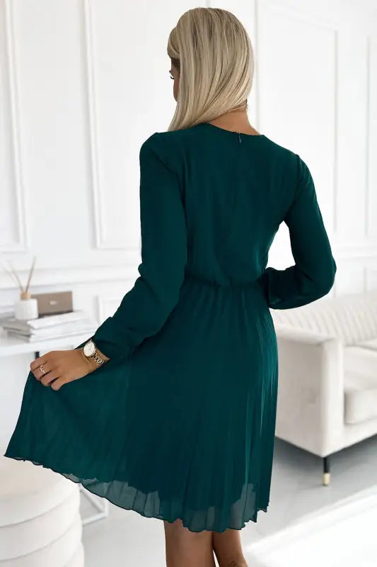 313-14 ISABELLE Pleated chiffon dress with a neckline - green - Livre e Solta Fashion