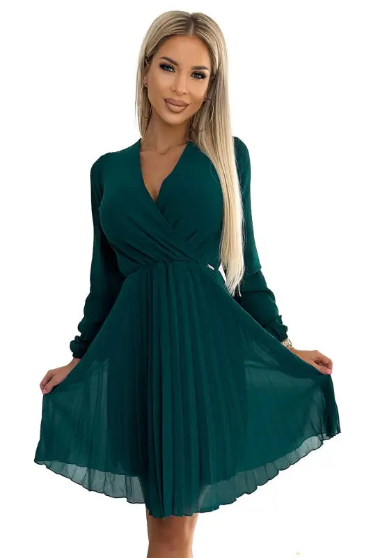 313-14 ISABELLE Pleated chiffon dress with a neckline - green - Livre e Solta Fashion