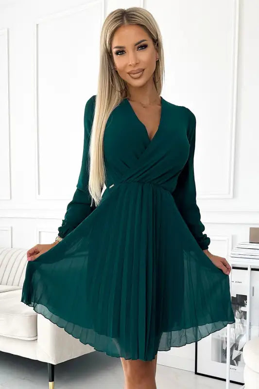 313-14 ISABELLE Pleated chiffon dress with a neckline - green - Livre e Solta Fashion