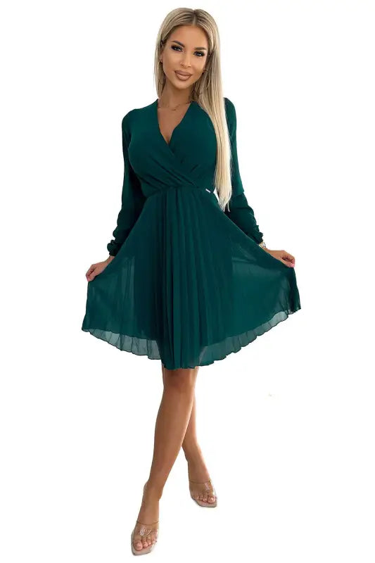 313-14 ISABELLE Pleated chiffon dress with a neckline - green - Livre e Solta Fashion