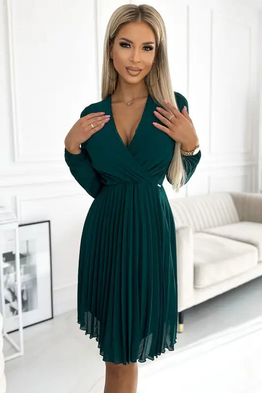 313-14 ISABELLE Pleated chiffon dress with a neckline - green - Livre e Solta Fashion