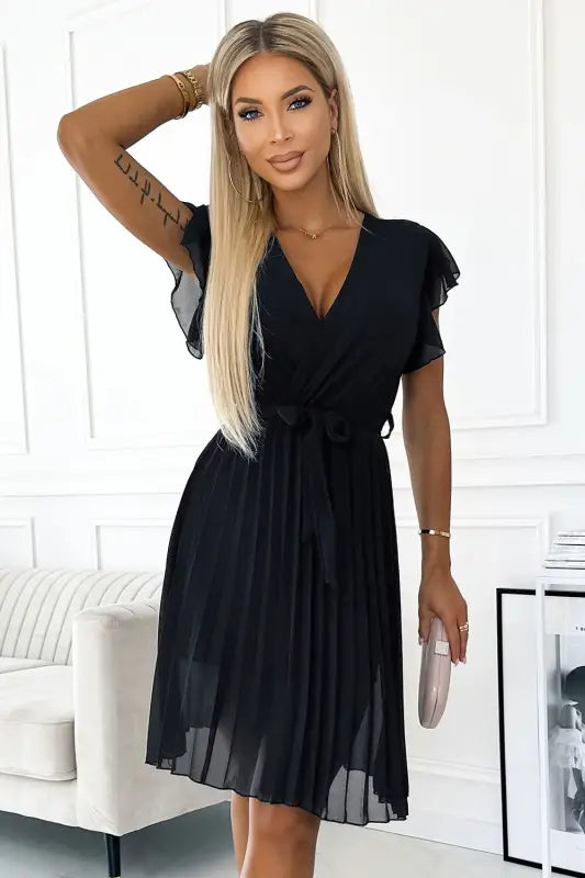 424-4 Chiffon pleated dress with a neckline and frills - black - Livre e Solta Fashion