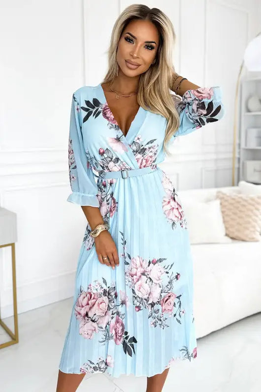 448-3 YUNA Pleated midi dress with a neckline and a belt - roses on a blue background - Livre e Solta Fashion