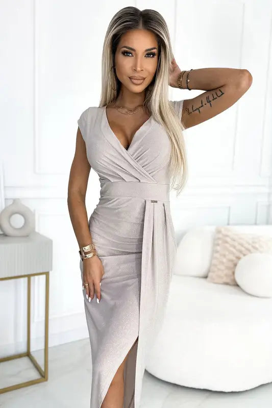 451-2 Shiny dress with short sleeves, a neckline and a slit on the leg - beige with glitter - Livre e Solta Fashion