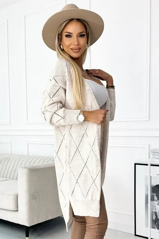 486-2 Cardigan - sweater cape with a longer back in openwork diamonds - Beige - Livre e Solta Fashion