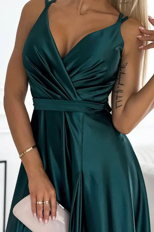 498-3 Long satin dress with a neckline and double straps - green - Livre e Solta Fashion