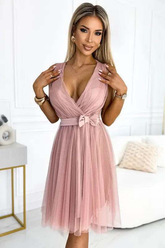 523-1 Tulle dress with a neckline and bow - dirty pink - Livre e Solta Fashion