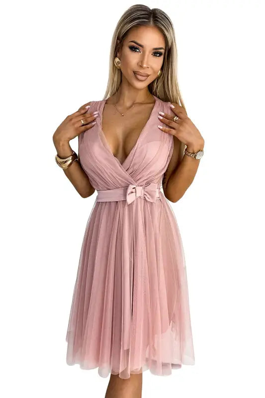 523-1 Tulle dress with a neckline and bow - dirty pink - Livre e Solta Fashion