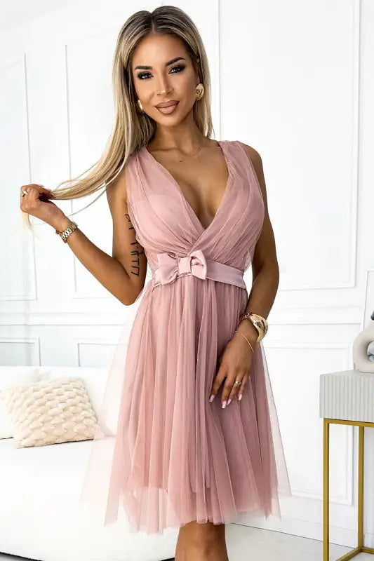 523-1 Tulle dress with a neckline and bow - dirty pink - Livre e Solta Fashion