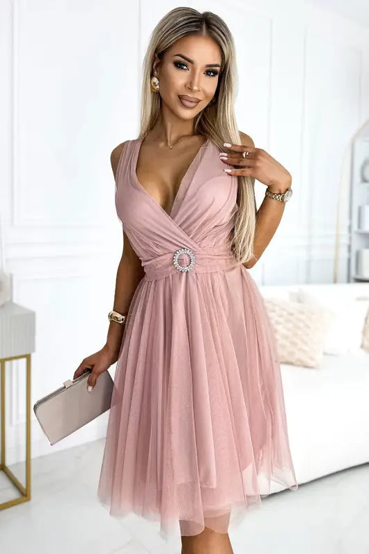 525-2 OLGA tulle dress with a neckline and decorative buckle - dirty pink - Livre e Solta Fashion