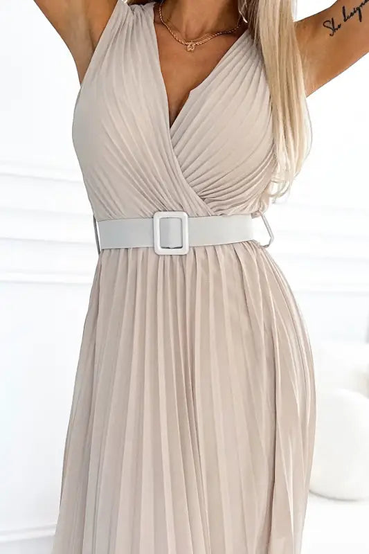 546-1 Pleated dress with a wide belt and neckline - Beige - Livre e Solta Fashion