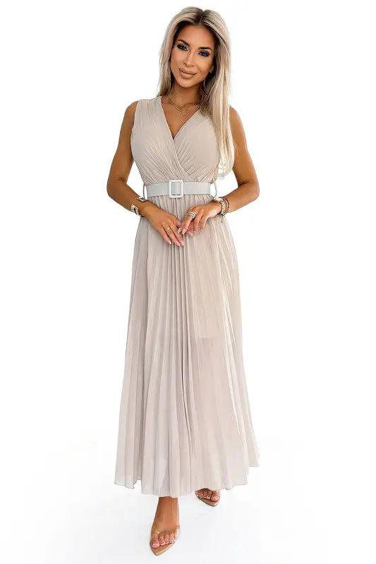 546-1 Pleated dress with a wide belt and neckline - Beige - Livre e Solta Fashion