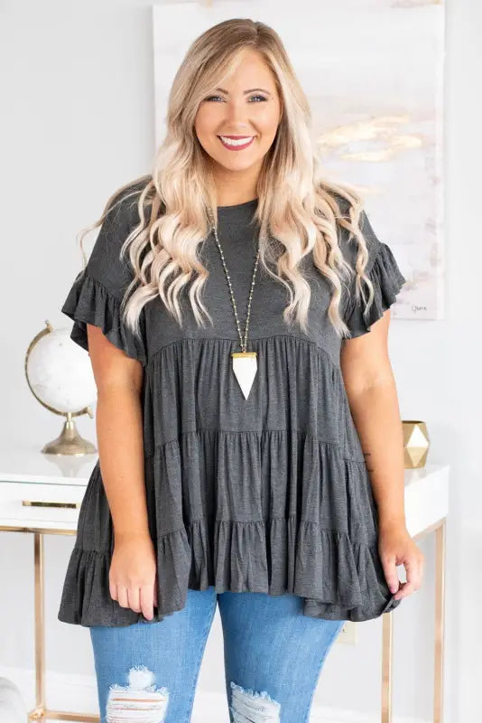 Gray Tiered Ruffled Short Sleeve Plus Size Blouse - Livre e Solta Fashion