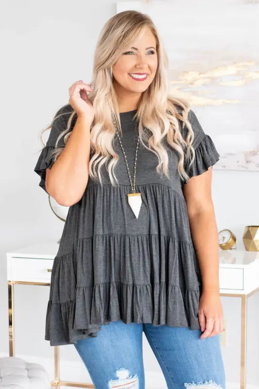 Gray Tiered Ruffled Short Sleeve Plus Size Blouse - Livre e Solta Fashion