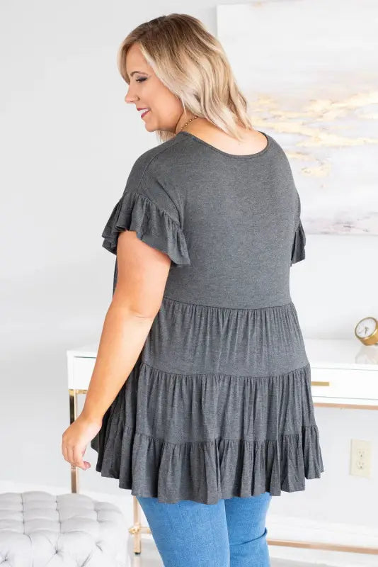 Gray Tiered Ruffled Short Sleeve Plus Size Blouse - Livre e Solta Fashion