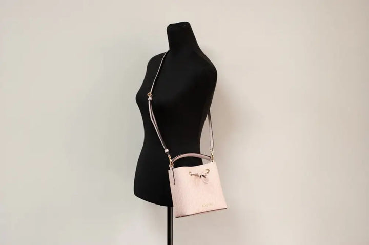 Michael Kors Suri Small Dark Powder Blush Signature PVC Bucket Crossbody Handbag - Livre e Solta Fashion